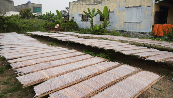 Công nhân phơi bánh tráng, những ngày mưa xưởng sẽ dùng máy sấy làm khô bánh. Ảnh: Hoàng Nam