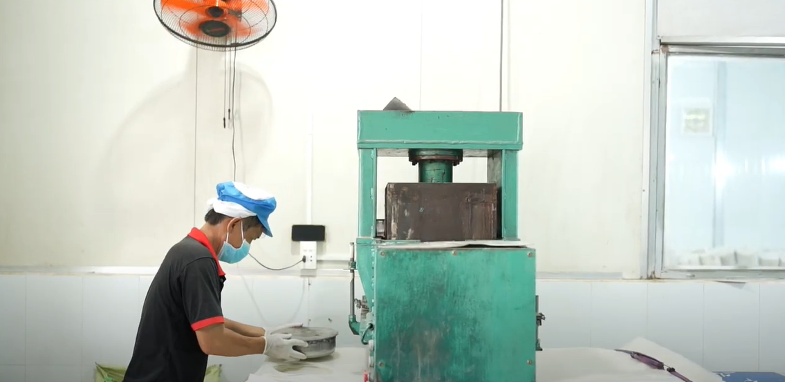 Bánh tráng Củ Chi được dập bằng máy dập khuôn tròn
