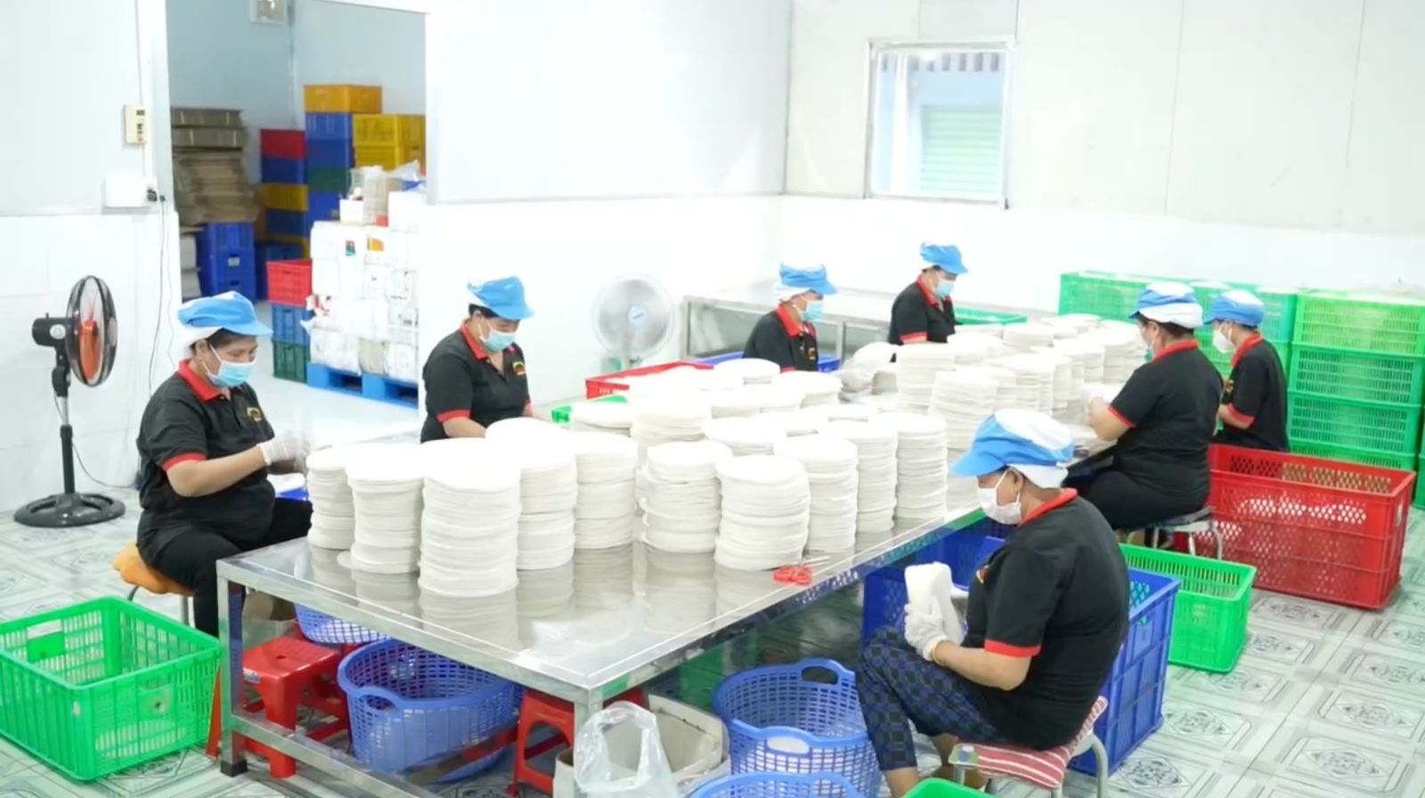 Bánh tráng Củ Chi được lựa chọn kĩ càng để loại bỏ các bánh không đạt chất lượng