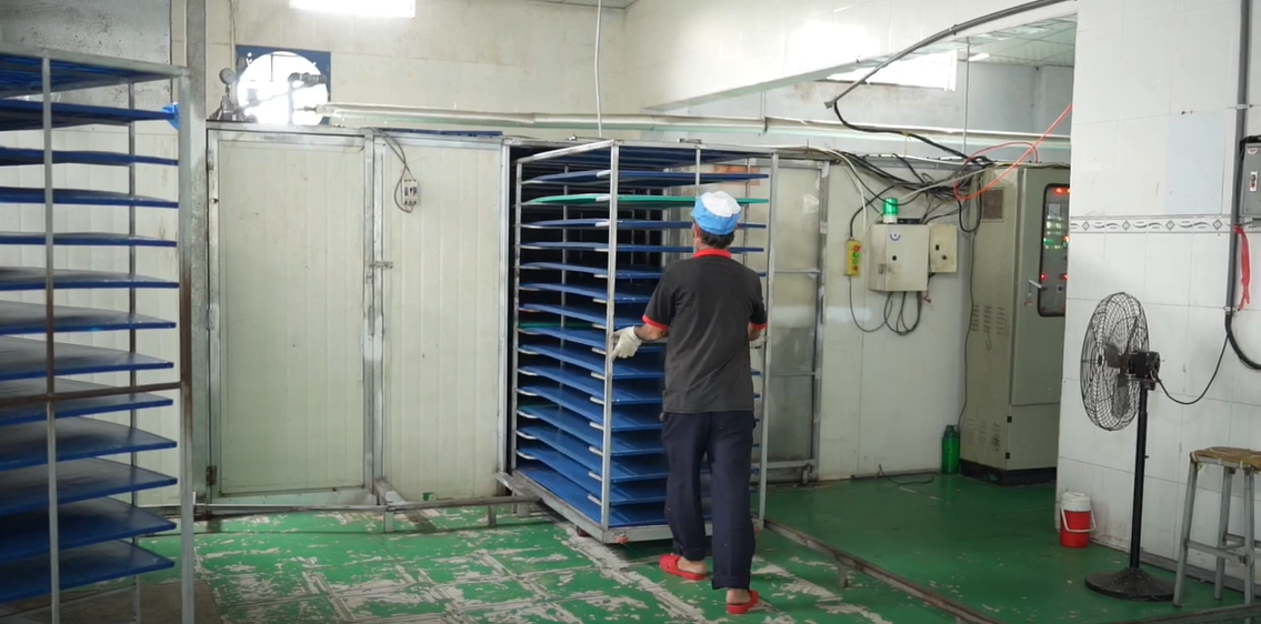 Sấy khô Bánh Tráng Củ Chi trong buồng sấy theo quy trình khép kín